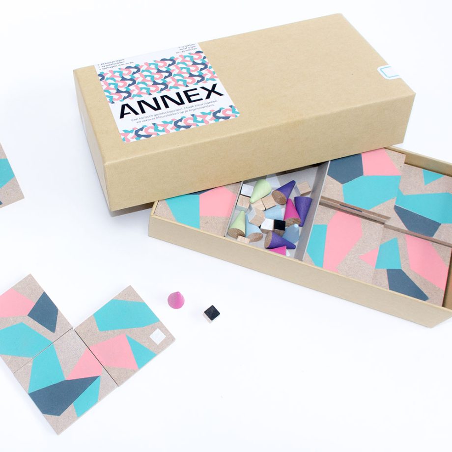 Verpakking van Annex met tegels en speelstukken.