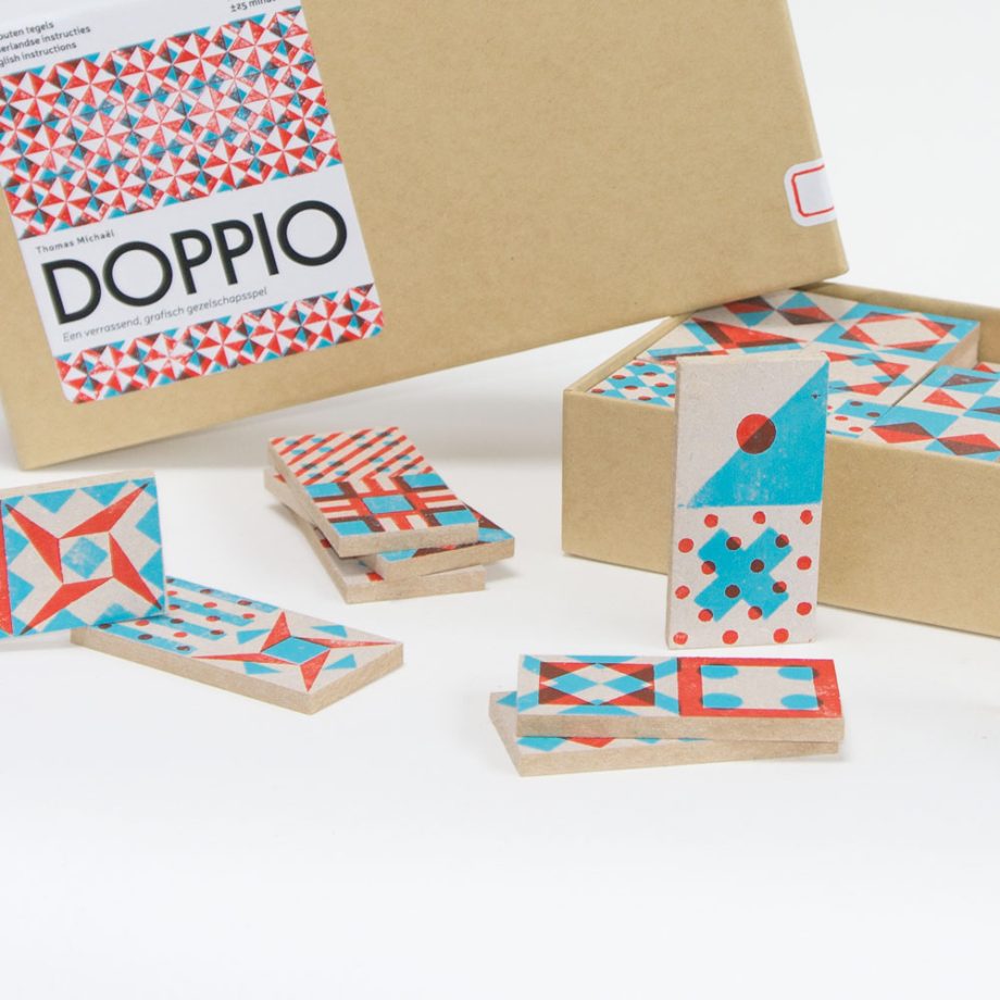 Presentatie van het spel Doppio. Verpakking en tegels.