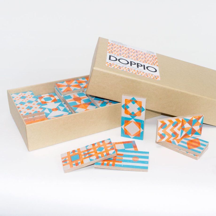 Presentatie van het spel Doppio. Open doos met tegels.
