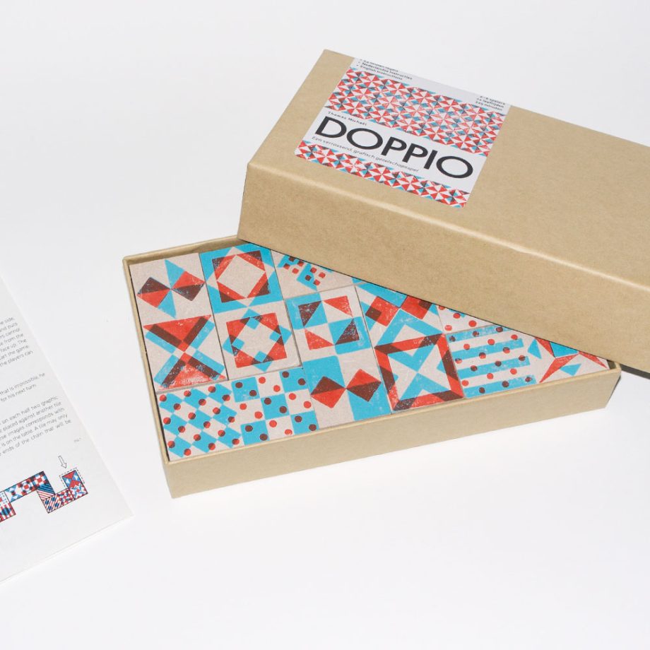 Tegels zijn zichtbaar in een open doos van het spel Doppio.